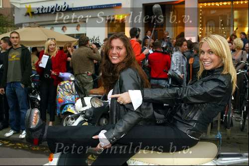 Amsterdam 11 september 2003
Opening vespa winkel in amsterdam op v baerlestraat
Ellemieke Vermolen met gebroken enkel en Josefine v Asdonk op scooter