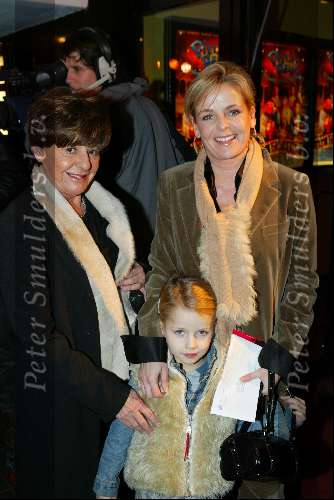 Amsterdam 9 december 2003
Premiere Pietje Bell in City theater.
Vrouw Erik de Zwart met dochter