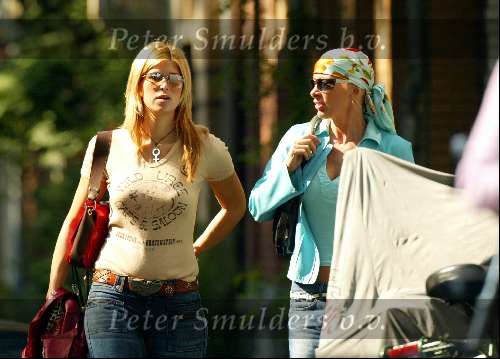 Amsterdam 17 september 2003
Monique des Bouvrie emet hoofddoek en Estelle Gullit op Cornelis Schuytstraat