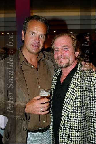 Amsterdam 22 september 2003
Premiere in de wolken met Johnny Kraaykamp jr en laus steenbeeke in het nieuwe de la mar theater
Bert Kuizenga met een glaasje bier en Filip Bolluyt
