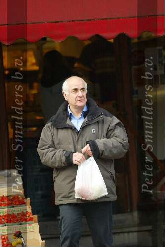 Amsterdam 6 december 2003
 Frits Spits boodschappen doen op de Cornelis Schuytsraat