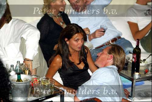 Amsterdam 11 september 2003
Jort Kelder en Georgina Verbaan in de supper club kussend