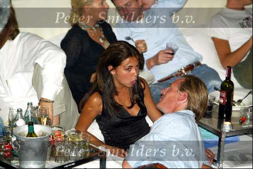 Amsterdam 11 september 2003
Jort Kelder en Georgina Verbaan in de supper club kussend