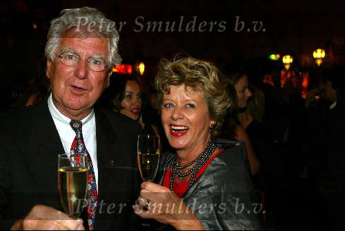 Amsterdam 23 september 2003
Premiere Rosenstrasse in tushinski
Gerard Cox met Merel Lasseur met een glaasje champagne