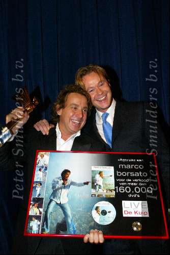Hilversum 25 september 2003
Uitreiking van de gouden beelden in studio 21
Marco Borsato met platina dvd met Gijs Staverman