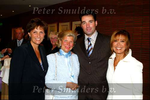 Amsterdam 14 september 2003
Modeshow Paul schulten in het okura
Paul Schulten met Astrid Joosten  Sandra Reemer en Hank Heyn