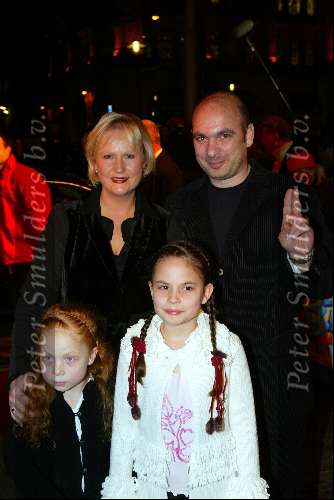 Amsterdam 9 december 2003
Premiere Pietje Bell in City theater.
Hans Pos met gezin