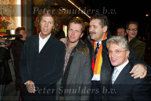 Amsterdam 2 december 2003
Premiere West Side Story in Carre. Jacques d Ancona en Henk Krol met vriend
Peter Smulders bv