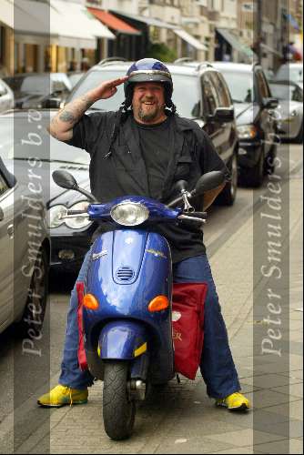 Amsterdam 4 september 2003
Henk Schiffmacher op scooter
