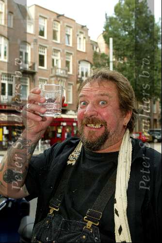 Amsterdam 11 september 2003
Opening vespa winkel in amsterdam op v baerlestraat
Henk schiffmacher met borrel en tatoes en gouden tanden