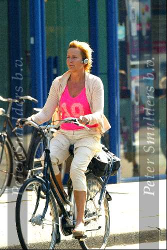 Amsterdam 17 september 2003
Inge Iepenburg met walkman op fiets