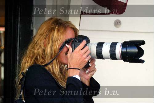 Amsterdam 12 september 2003
Inge de Bruijn  als fotografe met een foto camera op pc hooftstraat