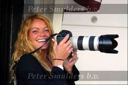 Amsterdam 12 september 2003
Inge de Bruijn  als fotografe met een foto camera op pc hooftstraat