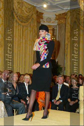 Amsterdam 9 mei 2003
modeshow frans molenaar in amstel hotel.
met Irene v d Laar