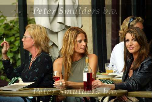 Amsterdam 17 september 2003
Irene v d Laar en Mariska Hulscher op terras bij joffers