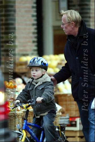 Amsterdam 2 december 2003
Jack Spijkerman met zoontje op Cornelis Schuytstraat