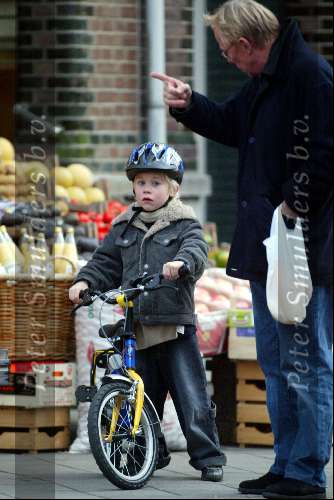 Amsterdam 2 december 2003
Jack Spijkerman met zoontje op Cornelis Schuytstraat