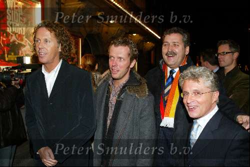 Amsterdam 2 december 2003
Premiere West Side Story in Carre. Jacques d Ancona en Henk Krol met vriend