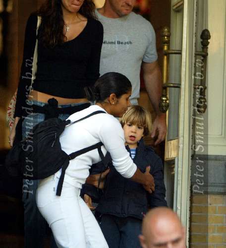 Amsterdam 23 september 2003
De vriendin van Mick Jagger  Lucinde morad en haar zoontje lucas