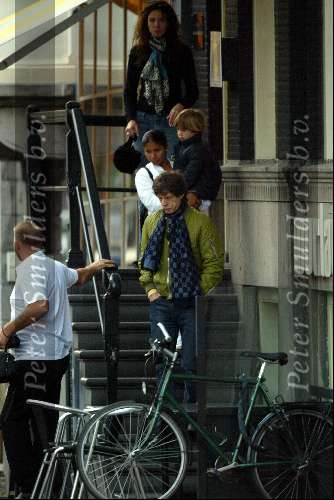 Amsterdam 23 september 2003
Mick Jagger verlaat amstel hotel net na zijn braziliaanse vriendin Lucinde morad en zijn zoontje lucas