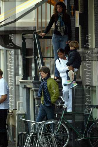 Amsterdam 23 september 2003
Mick Jagger verlaat amstel hotel net na zijn braziliaanse vriendin Lucinde morad en zijn zoontje lucas