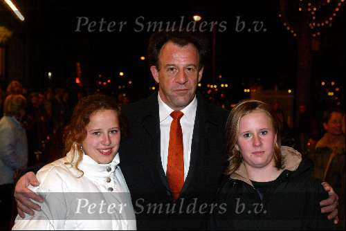 Amsterdam 2 december 2003
Premiere West Side Story in Carre. 
Maarten Wansink met dochters