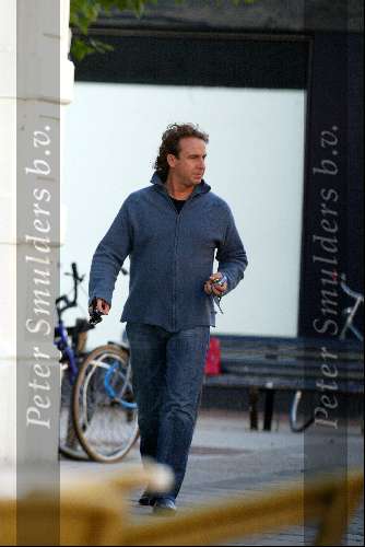 Amsterdam 25 september 2003
Marco Borsato met gsm op pc hooftstraat