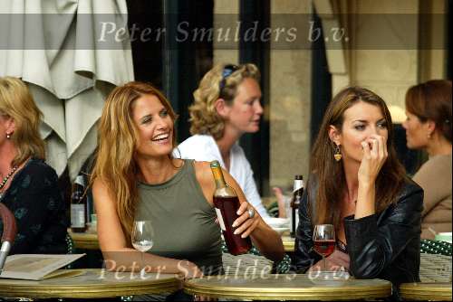 Amsterdam 17 september 2003
Irene v d Laar en Mariska Hulscher op terras bij joffers