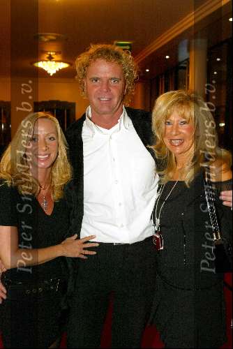 Scheveningen 8 december 2003
Feestje Holland Casino in circustheater.
Wino Omtzigt met Mary Borsato en Sylvana Borsato