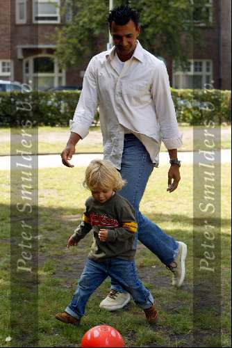 Amsterdam 30 augustus 2003
Maxime Gullit ( zoontje van Ruud Gullit ) voetballend
met papa