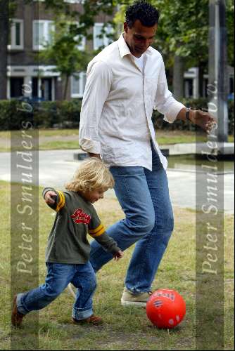 Amsterdam 30 augustus 2003
Maxime Gullit ( zoontje van Ruud Gullit ) voetballend
met papa