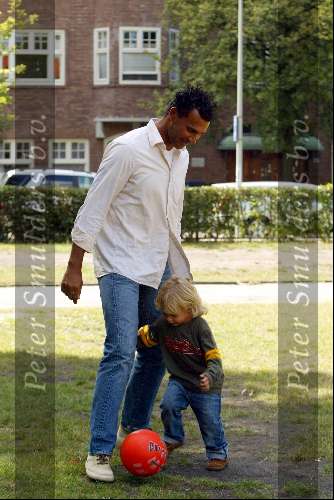 Amsterdam 30 augustus 2003
Maxime Gullit ( zoontje van Ruud Gullit ) voetballend
met papa
