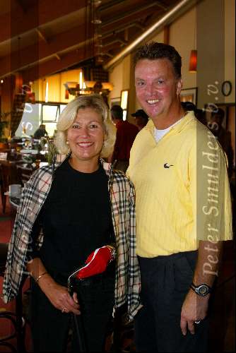 Apeldoorn 9 september 2003
Golftournooi van de ronnie tober foundation op golfbaan de scherpenberg
Mevr kamminga en Louis v Gaal