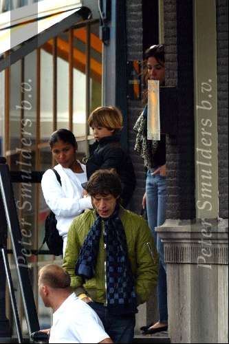 Amsterdam 23 september 2003
Mick Jagger verlaat amstel hotel net na zijn braziliaanse vriendin Lucinde morad en zijn zoontje lucas