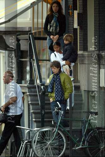Amsterdam 23 september 2003
Mick Jagger verlaat amstel hotel net na zijn braziliaanse vriendin Lucinde morad en zijn zoontje lucas