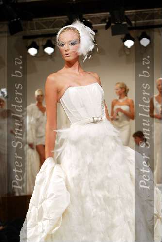 Amsterdam 1 september 2003
Modeshow monique collignon in hotel the grand
Trouwjurk