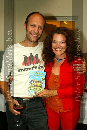 Amsterdam 10 september 2003
Presentatie boek van Mylene de la Haye in panama.
en Hugo Metsers III met een glas wijn in de hand