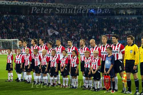 PSV CL 2002/2003 met Ronald Waterreus Johann Vogel Arnold Bruggink Andre Ooijer Jan Heintze Wilfred Bouma Kezman Dennis Rommedahl Kevin bogelund Kevin Hofstra Mark v bommel voor aanvang tegen FC Arsenal