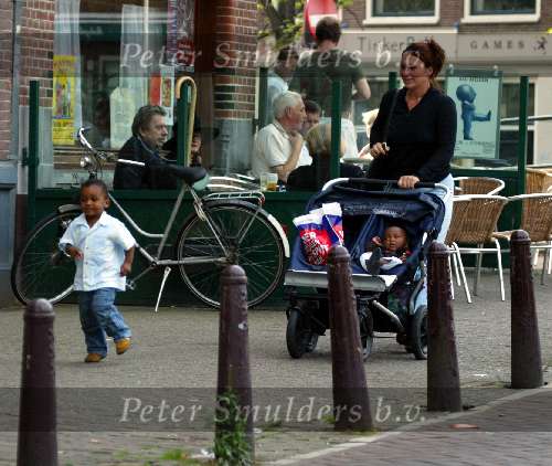 Amsterdam 16 september 2003
Kinderen Paul de Leeuw met de aupair