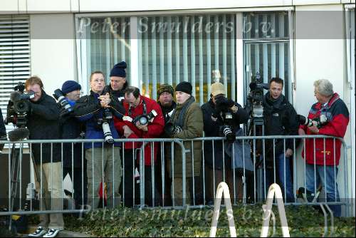 Den Haag 7 december 2003
Maxima en Prins Willem Alexander in het Bronovo ziekenhuis . Pers en andere mensen bij ziekenhuis