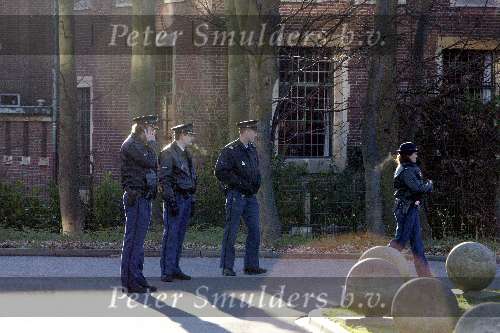 Den Haag 7 december 2003
Maxima en Prins Willem Alexander in het Bronovo ziekenhuis . Pers en andere mensen bij ziekenhuis. Politie.