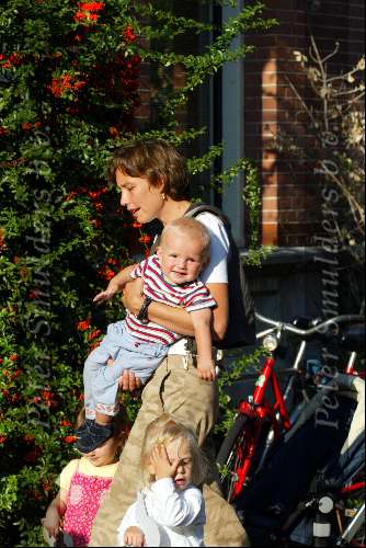 Amsterdam 17 september 2003
Prinses Marilene met Prins Lucas en Prinses Anna op straat