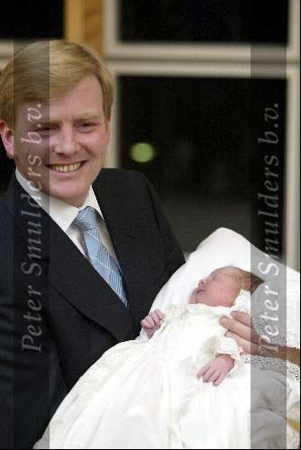 Den Haag 7 December 2003
Prins willem alexander met zijn dochter bij de persconferentie
