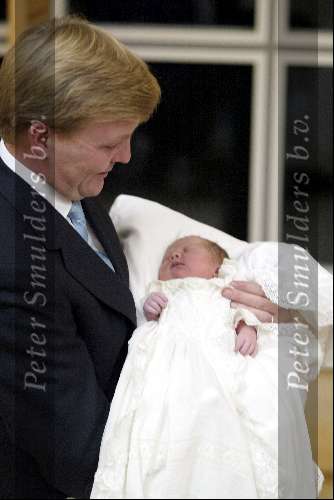Den Haag 07 december 2003
Koningin Beatrix en Prins Friso en Mabel Wisse Smit op bezoek in Bronovo. Prins Willem Alexander met baby