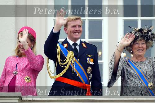 Den Haag16 september 2003

Prinsjes dag 2003. Pieter v Vollenhoven, Prinses Laurentien, Prins Friso, Prins Willem Alexander, Koningin Beatrix, Maxima Prins Constantijn en prinses Margriet op bordes

Peter Smulders bv