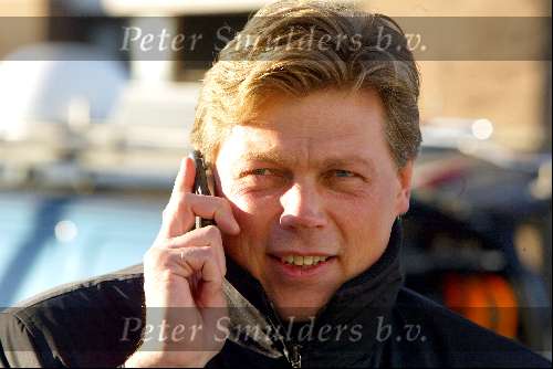 Den Haag 7 december 2003
Maxima en Prins Willem Alexander in het Bronovo ziekenhuis . Pers en andere mensen bij ziekenhuis.
Roelof Hemmen met gsm