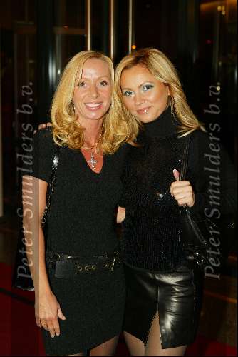 Scheveningen 8 december 2003
Feestje Holland Casino in circustheater.
Tatjana en Sylvana Borsato