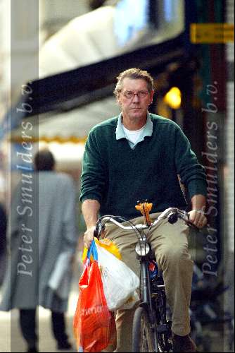 Amsterdam 28 oktober 2002
Ursul de Geer boodschappen doen op fiets