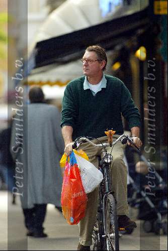 Amsterdam 28 oktober 2002
Ursul de Geer boodschappen doen op fiets