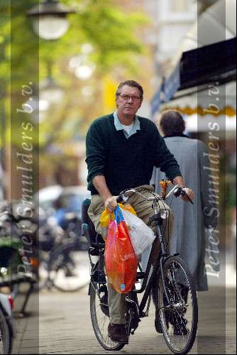 Amsterdam 28 oktober 2002
Ursul de Geer boodschappen doen op fiets